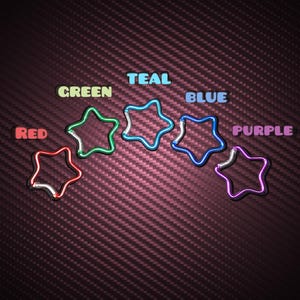 Puede incluir: Cinco mosquetones en forma de estrella en rojo, verde, azul cerceta, azul y morado. Cada mosquet&oacute;n cuenta con un mecanismo de cierre de resorte. Las etiquetas de texto Red, Green, Teal, Blue y Purple se sit&uacute;an sobre cada mosquet&oacute;n.