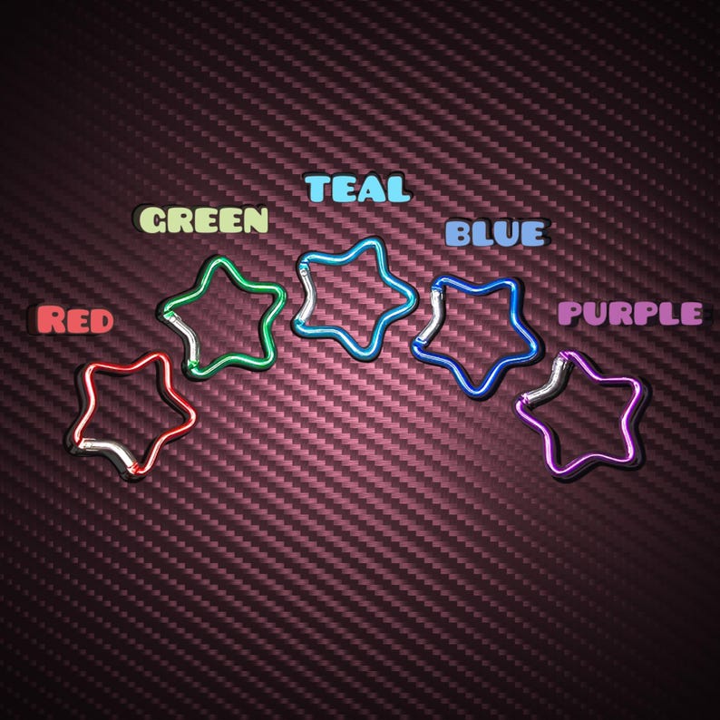 Puede incluir: Cinco mosquetones en forma de estrella en rojo, verde, azul cerceta, azul y morado. Cada mosquet&oacute;n cuenta con un mecanismo de cierre de resorte. Las etiquetas de texto Red, Green, Teal, Blue y Purple se sit&uacute;an sobre cada mosquet&oacute;n.