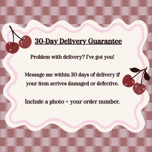 Puede incluir: Un letrero rectangular con un borde rosa ondulado sobre un fondo malva a cuadros. El texto dice: 30-Day Delivery Guarantee. Problem with delivery? I've got you! Message me within 30 days of delivery if your item arrives damaged or defective. Include a photo + your order number. Ilustraciones de cerezas de color rojo oscuro se encuentran en las esquinas superior izquierda e inferior derecha.