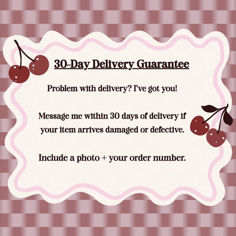 Puede incluir: Un letrero rectangular con un borde rosa ondulado sobre un fondo malva a cuadros. El texto dice: 30-Day Delivery Guarantee. Problem with delivery? I've got you! Message me within 30 days of delivery if your item arrives damaged or defective. Include a photo + your order number. Ilustraciones de cerezas de color rojo oscuro se encuentran en las esquinas superior izquierda e inferior derecha.