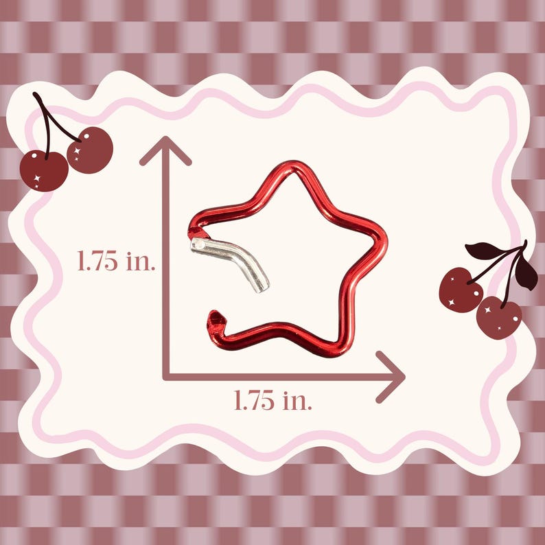 Puede incluir: Un mosquet&oacute;n rojo en forma de estrella con un cierre de resorte plateado. El art&iacute;culo se muestra con l&iacute;neas de medici&oacute;n que indican una altura y anchura de 4,45 cm. El fondo presenta un borde decorativo con ilustraciones de cerezas.