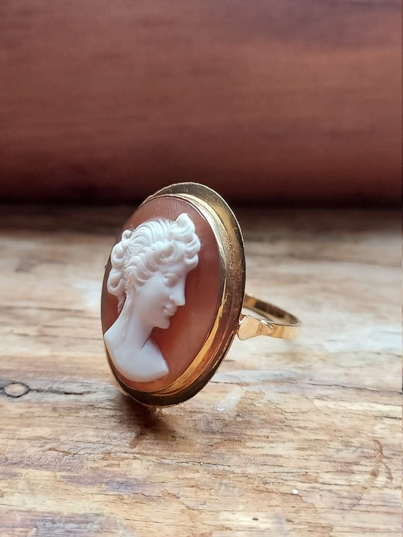 Vintage brown and white cameo yellow gold ring