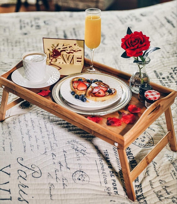 Petit Déjeuner Au Lit. Repas Romantique Dans Un Plateau En Bois