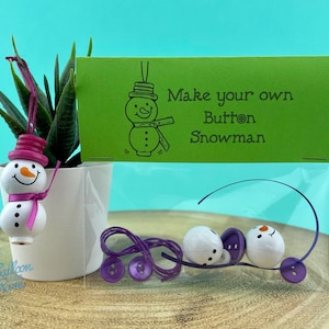 Maak je eigen sneeuwpop-set met knopen - kerstboomversiering - cadeau kerstleraar - activiteit krat kerstavond - cadeaukaartje aanwezig