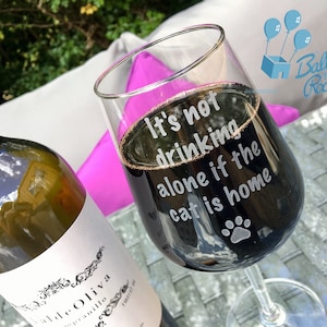 It&#39;s Not Drinking Alone If The Cat Is Home - Graviertes Weinglas