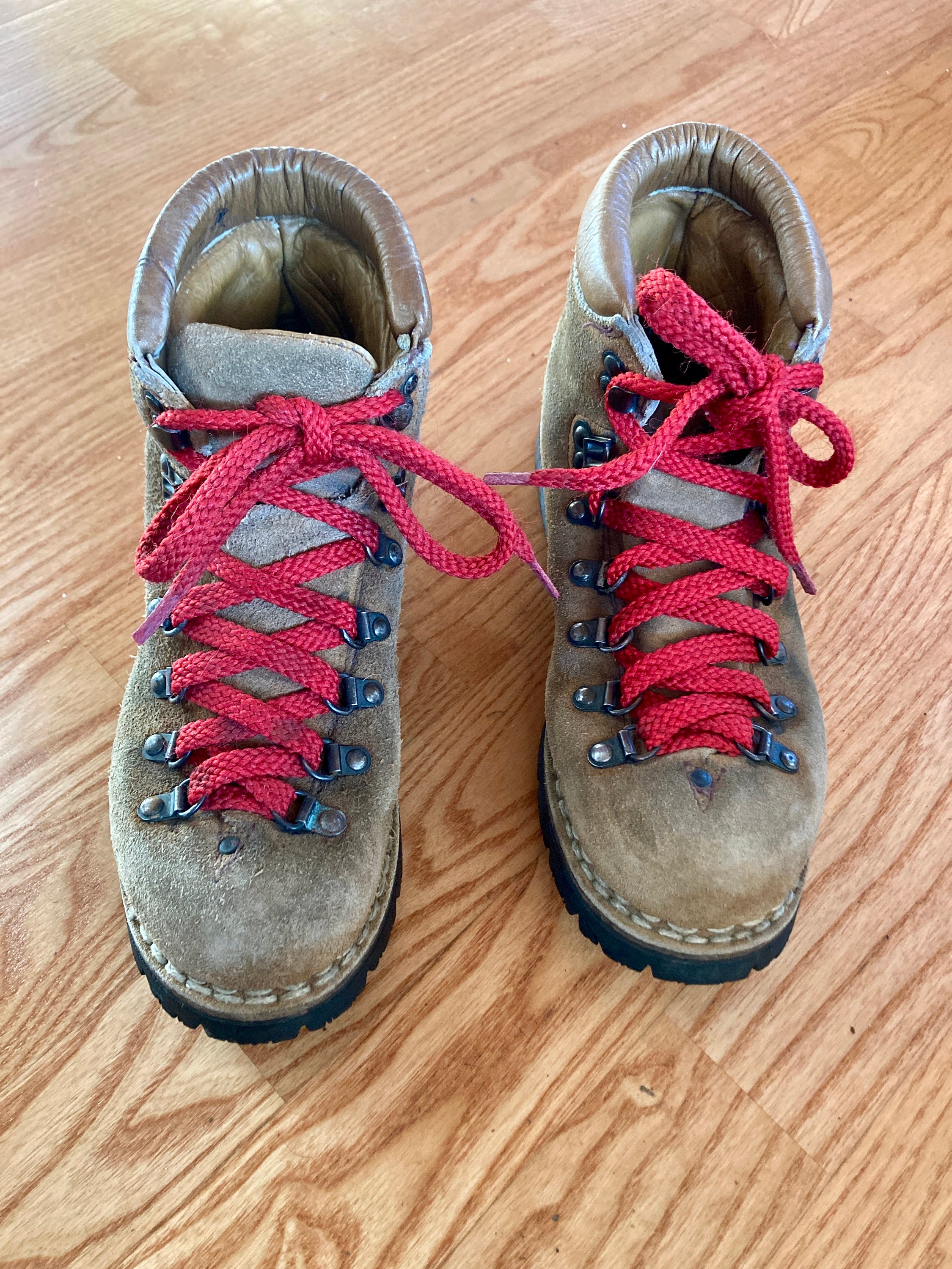 Mens old school hiking boots with red laces sale