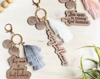 Archivo SVG de llavero personalizado del Día de la Madre, Archivo láser, Archivo SVG Glowforge, Regalo para mamá, Regalo de niños, Criar humanos amables SVG