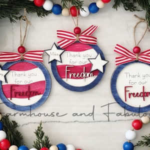 軍隊のクリスマスオーナメント SVG ファイル、退役軍人への贈り物、愛国的なクリスマスオーナメント、私たちの自由に感謝するオーナメント、Glowforge レーザーファイル
