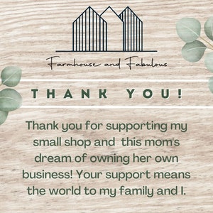 Puede incluir: Una tarjeta de agradecimiento con un fondo de madera y una ilustraci&oacute;n simple de una casa. El texto dice "Farmhouse and Fabulous" y "&iexcl;GRACIAS!" con un mensaje de agradecimiento por apoyar una peque&ntilde;a tienda.