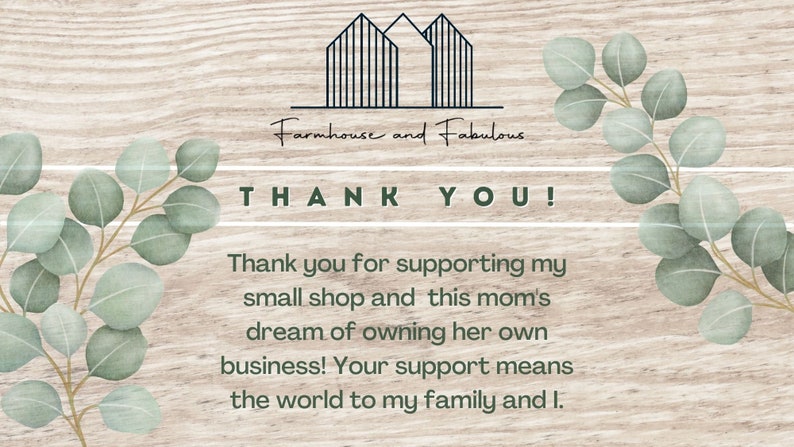 Puede incluir: Una tarjeta de agradecimiento con un fondo de madera y una ilustraci&oacute;n simple de una casa. El texto dice "Farmhouse and Fabulous" y "&iexcl;GRACIAS!" con un mensaje de agradecimiento por apoyar una peque&ntilde;a tienda.