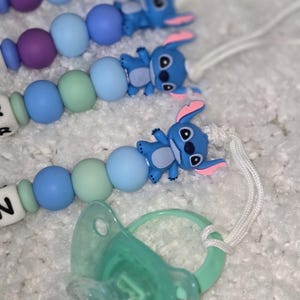 パーソナライズされたクリップ式おしゃぶり | ステッチおしゃぶりクリップ | 名前入りクリップ付きおしゃぶり | ベビーシャワーギフト | カスタムネーム入りビンキー