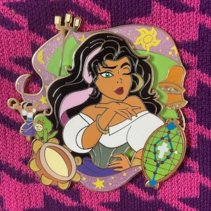 Esmeralda Kisses Fantasy pin