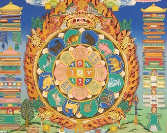 Pode incluir: Uma pintura de mandala budista tibetana colorida que representa a Roda da Vida. A imagem central é uma roda com doze raios, cada um representando uma etapa diferente da vida. A roda é cercada por um anel de animais, cada um representando um signo animal diferente do zodíaco. A pintura está sobre um fundo azul com nuvens e uma lua crescente.