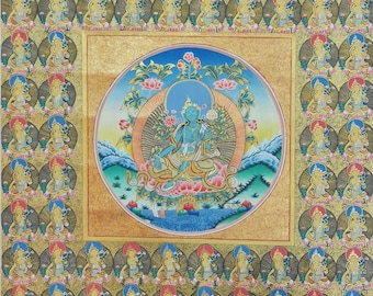 Puede incluir: Una pintura thangka budista tibetana tradicional que representa una deidad en posición sentada. La deidad está rodeada de un mandala de deidades más pequeñas, todas representadas en colores vibrantes y detalles intrincados. La pintura está enmarcada en oro y presenta un fondo dorado.