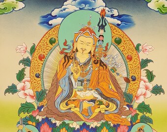 Puede incluir: Una pintura colorida que representa una deidad sentada en un trono de loto, rodeada de nubes y flores. La deidad está adornada con joyas elaboradas y sostiene un bastón en una mano. Dos figuras más pequeñas flanquean la deidad, cada una sentada en un loto.