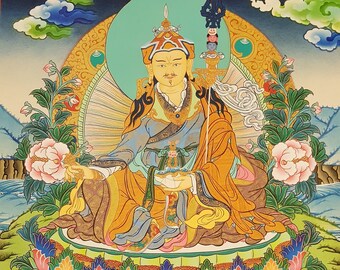 Puede incluir: Una pintura colorida que representa una deidad sentada en un trono de loto, rodeada de motivos florales. La deidad está adornada con joyas elaboradas y sostiene un cetro y un cuenco. Dos figuras más pequeñas están sentadas debajo del trono, también adornadas con joyas.