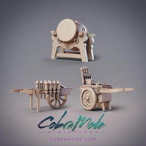 Puede incluir: Tres modelos en miniatura beige de objetos históricos. El modelo superior es un tambor sobre un soporte. Los otros dos modelos son carros con ruedas, uno con proyectiles y el otro con un asiento. El texto "CobraMode Miniatures" está en la parte inferior.
