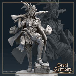 Può includere: Una statuetta in miniatura dipinta di grigio di una pirata femminile che tiene un moschetto e sta in piedi su uno scrigno del tesoro. La pirata indossa un cappello, un mantello e stivali. La statuetta è dettagliata con una cintura, fibbie e una spada.