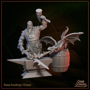 Puede incluir: Una miniatura de un herrero enano impresa en 3D en gris, sosteniendo un martillo y una espada. El enano está de pie sobre un yunque con un pequeño dragón enroscado en un barril a su lado. La miniatura está etiquetada como "Ronan Ironforge (35mm)".