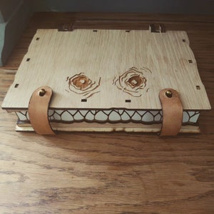 Boîte de livre d&#39;imitation. Boîte à dés de stockage D&D