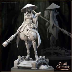 Puede incluir: Una miniatura impresa en 3D de color gris de una figura femenina que lleva un sombrero cónico y ropa tradicional japonesa. Sostiene un bastón y una pipa en sus manos. La figura está de pie sobre un pequeño puente.