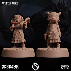 Peut inclure: Deux figurines miniatures de couleur beige représentant une jeune sorcière et une créature ressemblant à un gobelin. La jeune sorcière tient un livre et porte une cape et une robe. La figurine de gobelin a un visage cousu et tient un livre. Le texte "WITCH GIRL" est en haut.