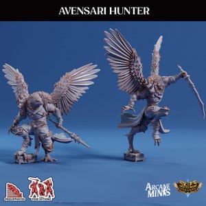 Puede incluir: Dos miniaturas de Avensari Hunter. Las figuras tienen cabezas de pájaro, alas emplumadas y están vestidas con armadura. Uno sostiene una lanza, el otro una espada. El texto "AVENSARI HUNTER" está en la parte superior. Las miniaturas están sobre un fondo azul.