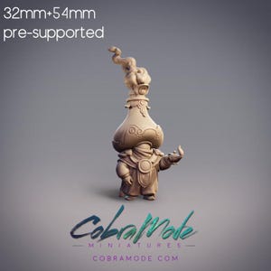 Può includere: Una miniatura stampata in 3D pre-supportata alta 32 mm, che rappresenta una piccola figura umanoide con una grande bottiglia rotonda in ceramica sulla testa. La bottiglia ha un design a spirale simile al fumo che esce dalla parte superiore. La figura indossa una tunica e tiene un piccolo oggetto rotondo nella mano destra.