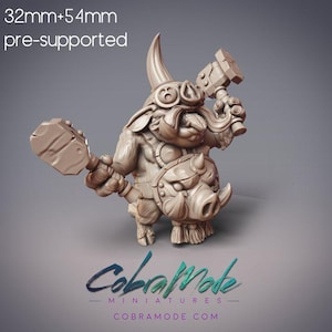 Può includere: Una miniatura color beige di una creatura simile a un cinghiale che tiene due martelli. La statuetta presenta un design dettagliato, con zanne, armatura ed elmo visibili. Il testo "32mm+54mm pre-supported" è in alto e il logo CobraMode in basso.