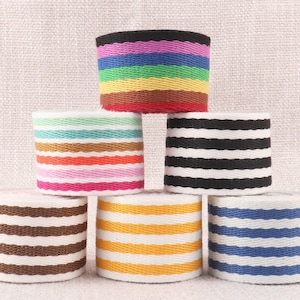 Peut inclure: Assortiment de ruban en coton à rayures de différentes couleurs, dont noir et blanc, marron et blanc, jaune et blanc, bleu et blanc et arc-en-ciel.