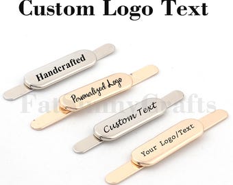 Etichette per borse personalizzate, etichetta per borsetta in metallo bianco 23 x 7 mm con piedini, testo del logo inciso al laser personalizzato per fai da te artigianale