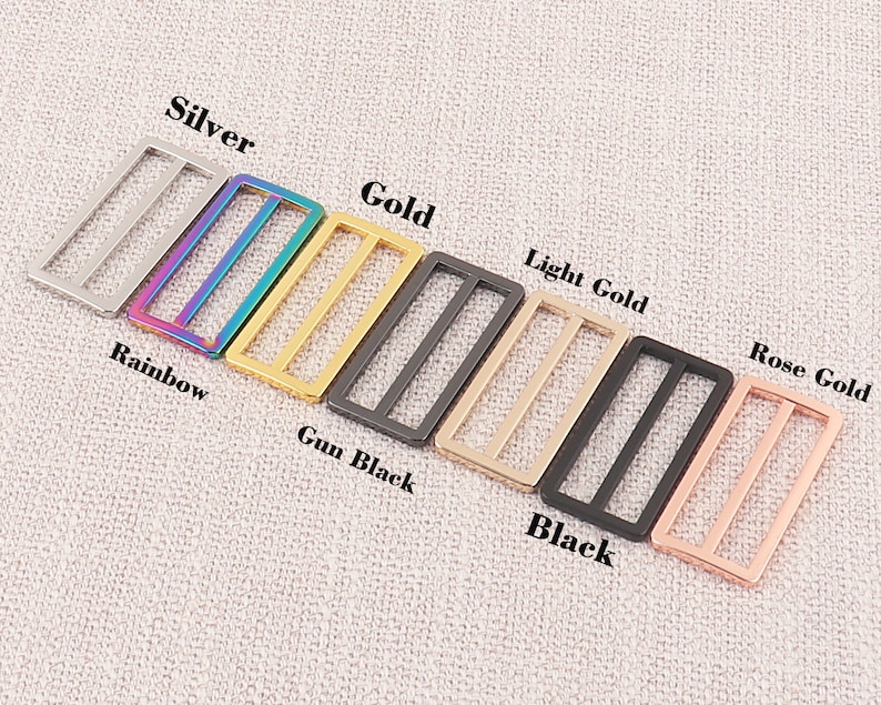 Puede incluir: Un juego de ocho hebillas deslizantes de metal en varios colores, incluyendo plata, arco&iacute;ris, oro, oro claro, negro mate, negro y oro rosa.