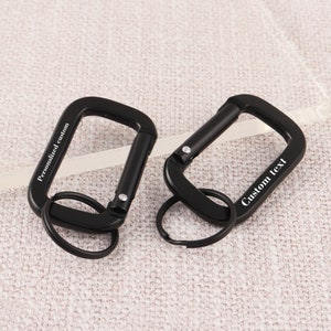 personalisierter quadratischer Karabiner mit Schlüsselring, gravierte individuelle Aluminium-Verriegelungskarabinerclips, mattschwarzer Federverschluss-Schlüsselanhänger als Geschenk