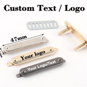 etichette personalizzate per borse, etichette vuote in metallo rettangolari nere/oro chiaro da 47x9,5 mm con piedini, logo inciso al laser personalizzato per lavori artigianali