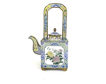 Chinesische Kanton-Emaille-Teekanne - Späte Qing-Dynastie - Qianlong-Stil - Höhe: 33 cm - Asiatika - Kanne, Emaille und Messing - 1644-1912