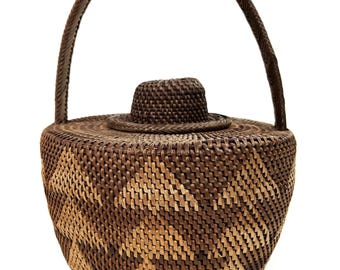 パプアニューギニアの伝統的なヴィンテージ手編みブカバスケット