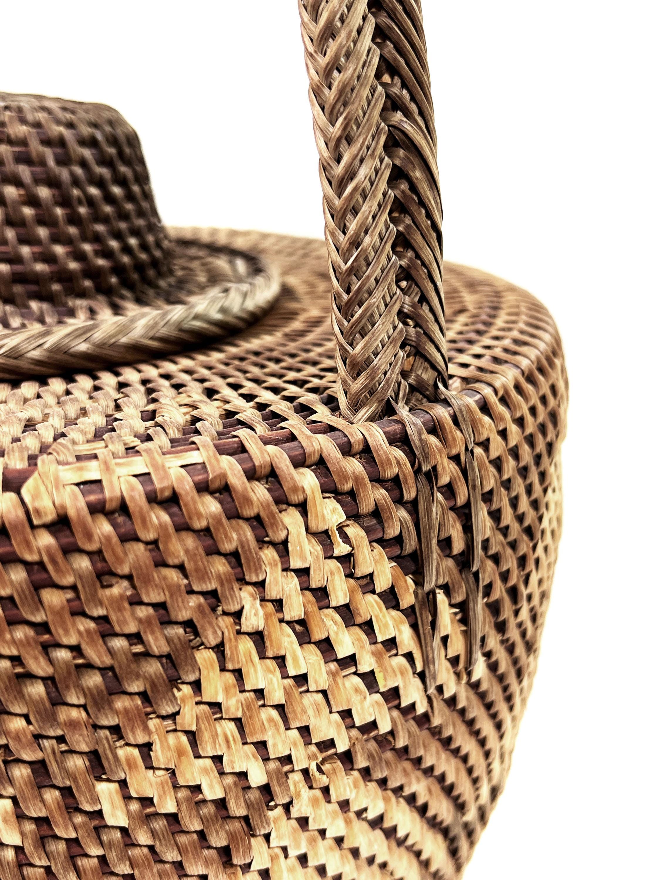 パプアニューギニアの伝統的なヴィンテージ手編みブカバスケット