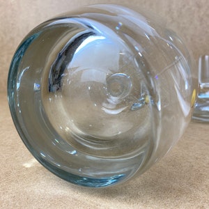 Puede incluir: Tap&oacute;n de botella de vidrio transparente con base redonda y un peque&ntilde;o tap&oacute;n de vidrio transparente. El tap&oacute;n est&aacute; dise&ntilde;ado para encajar en el cuello de una botella.