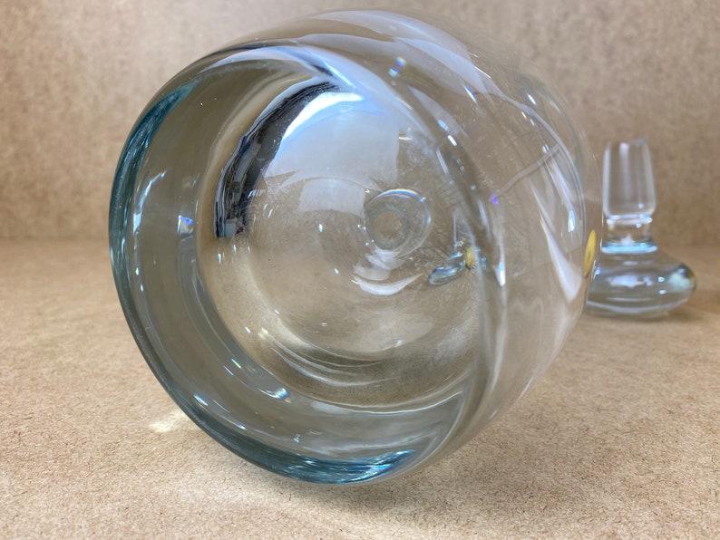 Puede incluir: Tap&oacute;n de botella de vidrio transparente con base redonda y un peque&ntilde;o tap&oacute;n de vidrio transparente. El tap&oacute;n est&aacute; dise&ntilde;ado para encajar en el cuello de una botella.
