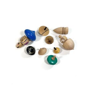 Small spinning tops - Set of 9 - Wooden spinning tops - Playing tops - Children, wooden toys - Colorful - Timeless design - 2000 to 2005