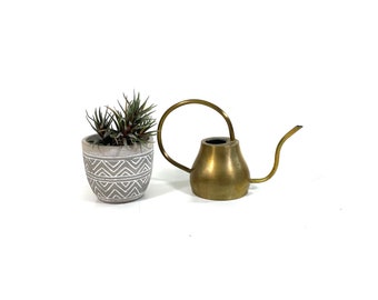 Small, simple, heavy vintage watering can for window plants made of brass - boho chic - decoration - gold-colored - 10 OZ - 1960-80s