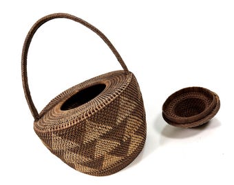 パプアニューギニアの伝統的なヴィンテージ手編みブカバスケット