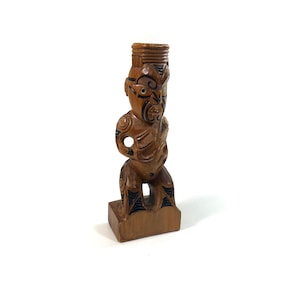 Piccola statuetta vintage di guerriero Maori Tekoteko - Statuetta in legno Tiki - Intagli in legno - Nuova Zelanda - Sculture - Statua - Abalone - HG - 1970-80
