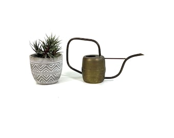 Small simple heavy vintage watering can for window plants made of brass - Boho Chic - Decoration - Gold colored - 12 OZ - 1960-80s