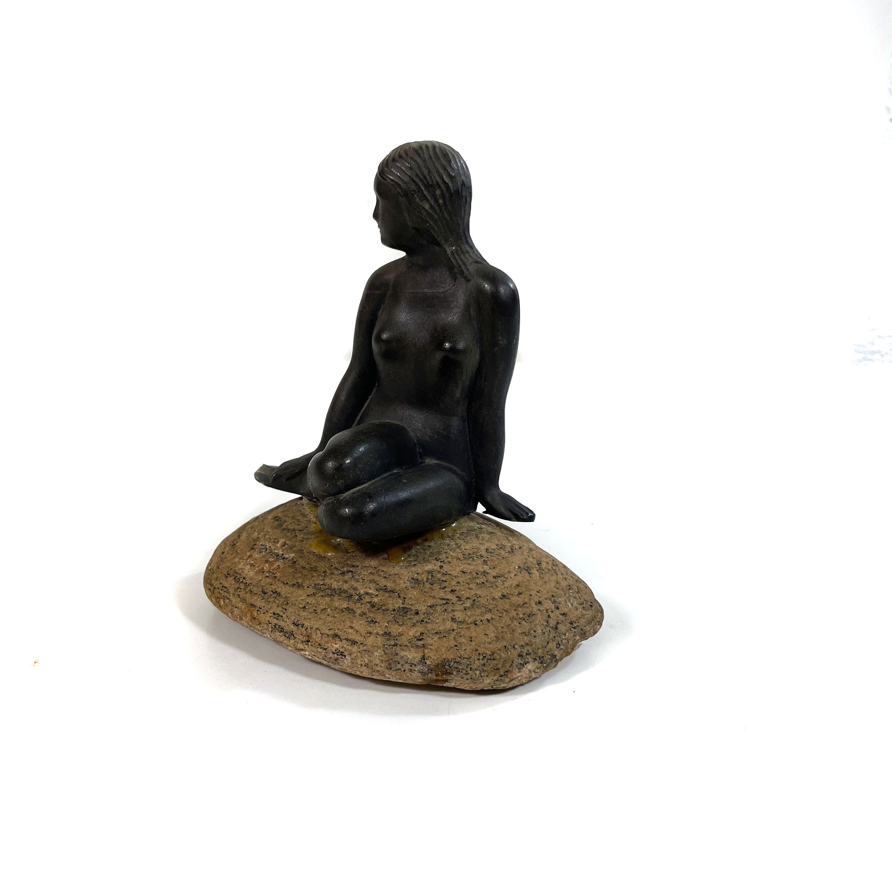 Vintage beeldje - Middelgroot metalen beeldje - De Kleine Zeemeermin op steen - Souvenir Kopenhagen - Denemarken - naar Edvard Eriksen - 1960-70