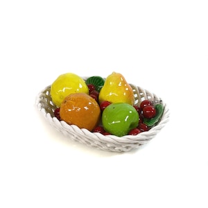 Può includere: Una ciotola di frutta in ceramica bianca piena di frutta in ceramica, tra cui un limone giallo, un'arancia, una mela verde, una pera gialla e ciliegie rosse.