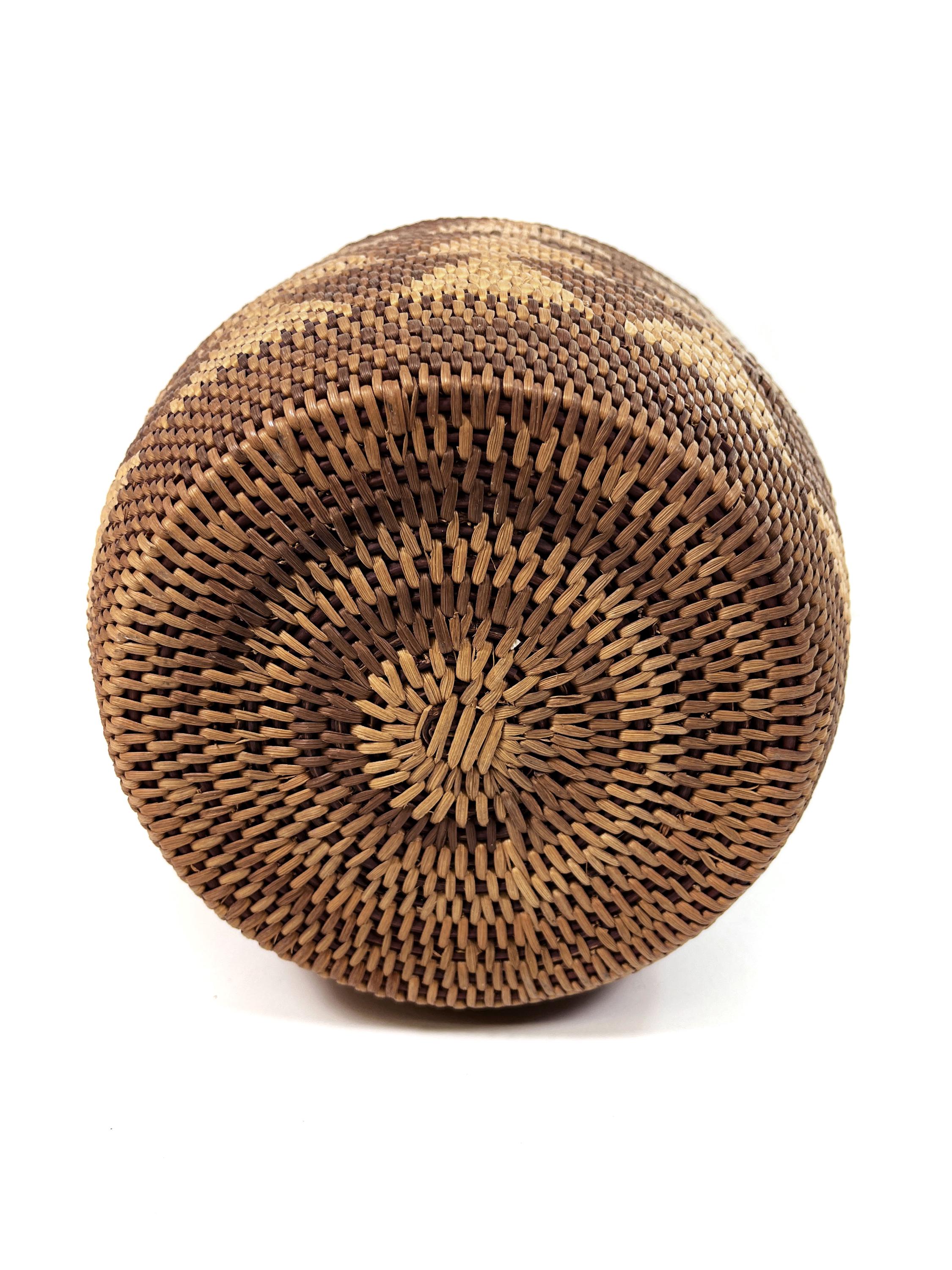 パプアニューギニアの伝統的なヴィンテージ手編みブカバスケット