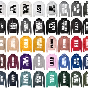 Pu&ograve; includere: Una variet&agrave; di felpe con cappuccio in diversi colori e stili. Le felpe sono disposte in una griglia, con ogni felpa che presenta un colore e un testo diverso.
