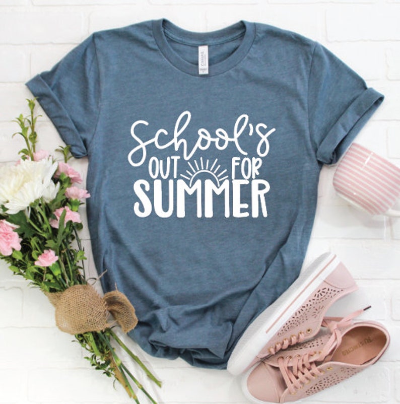 K&ouml;nnte beinhalten: Ein blaues T-Shirt mit wei&szlig;em Text, der "School's Out For Summer" lautet, mit einem Sonnen-Motiv.