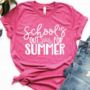 K&ouml;nnte beinhalten: Pinkes T-Shirt mit wei&szlig;em Text, der "School's Out For Summer" lautet, und einer Sonnengrafik.
